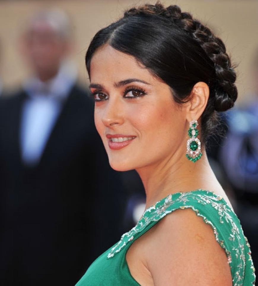 Selma Hayek schick mit Haarkranz