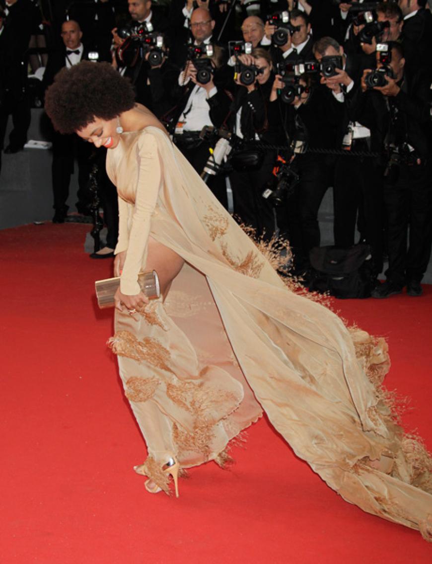 Hoppala! Beyoncés Schwester Solange Knowles kämpfte mit ihrem sandfarbenen Flatter-Kleid