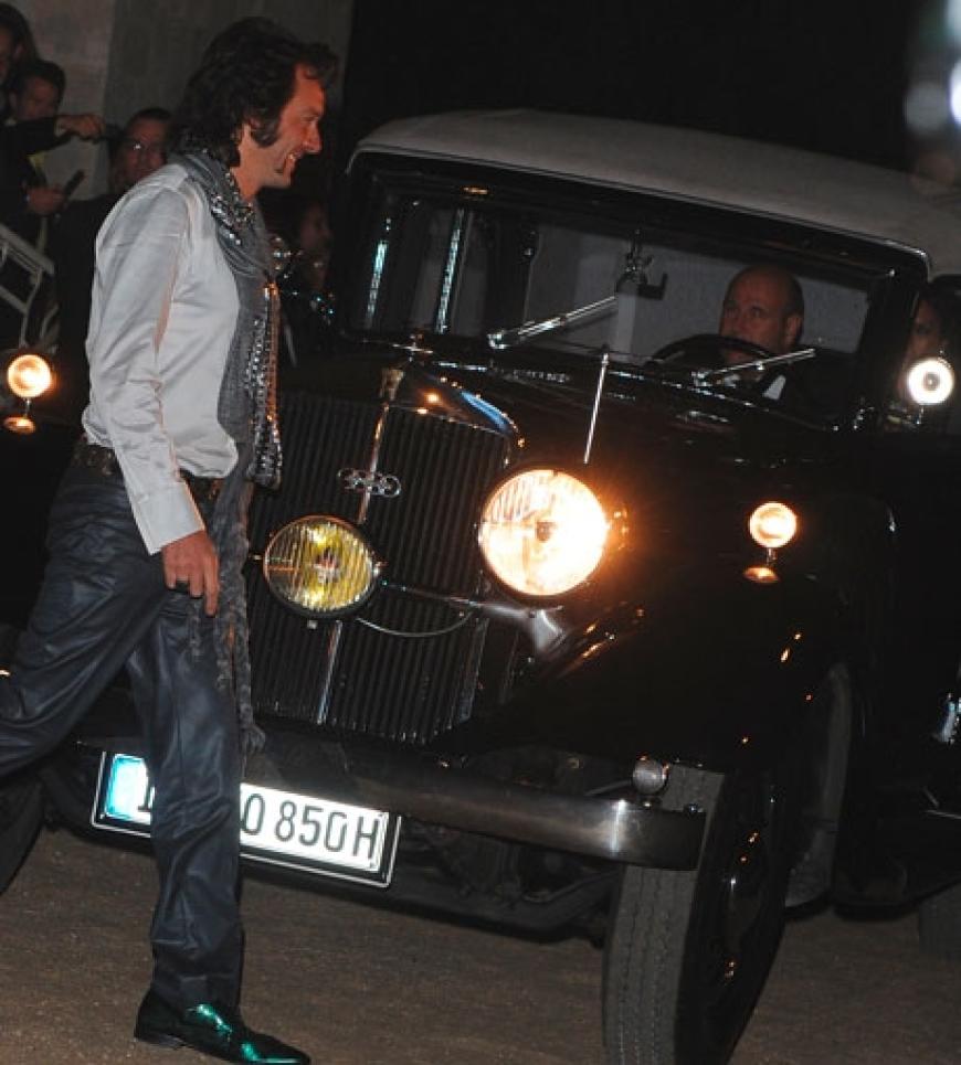 Künstler Arne Quinze trug bei seiner Feier ein weißes Hemd, blaue Hose und graue Tücher. Das Paar fuhr in einem Oldtimer zur Location