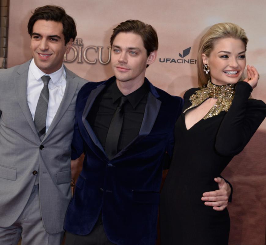 Elyas M'Barek, Tom Payne und Emma Rigby. Rigby spielt in dem Film