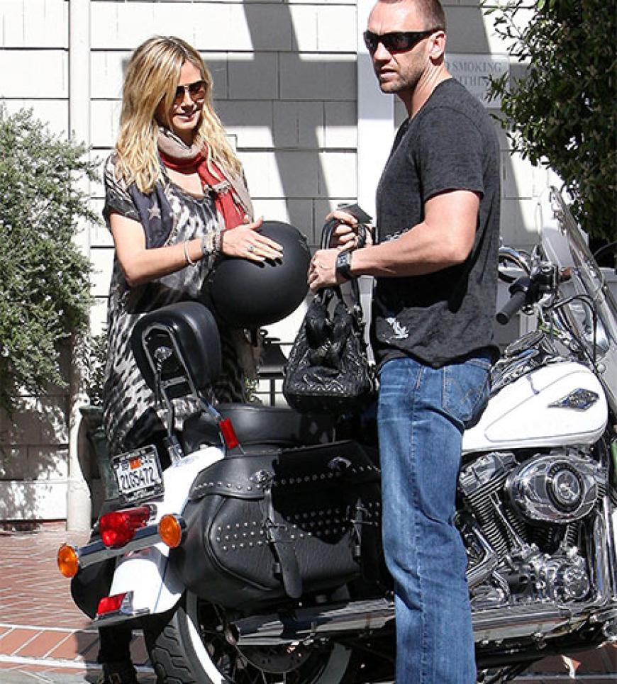 Eine Pause sei den Beiden nach der langen Tour gegönnt. Und wir müssen feststellen: auch der Biker-Look steht Heidi Klum richtig gut!