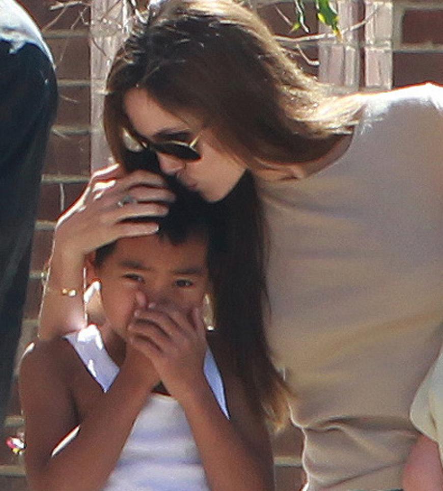 Liebevoll streichelt Angelina ihrem ältesten Sohn Maddox über den Kopf