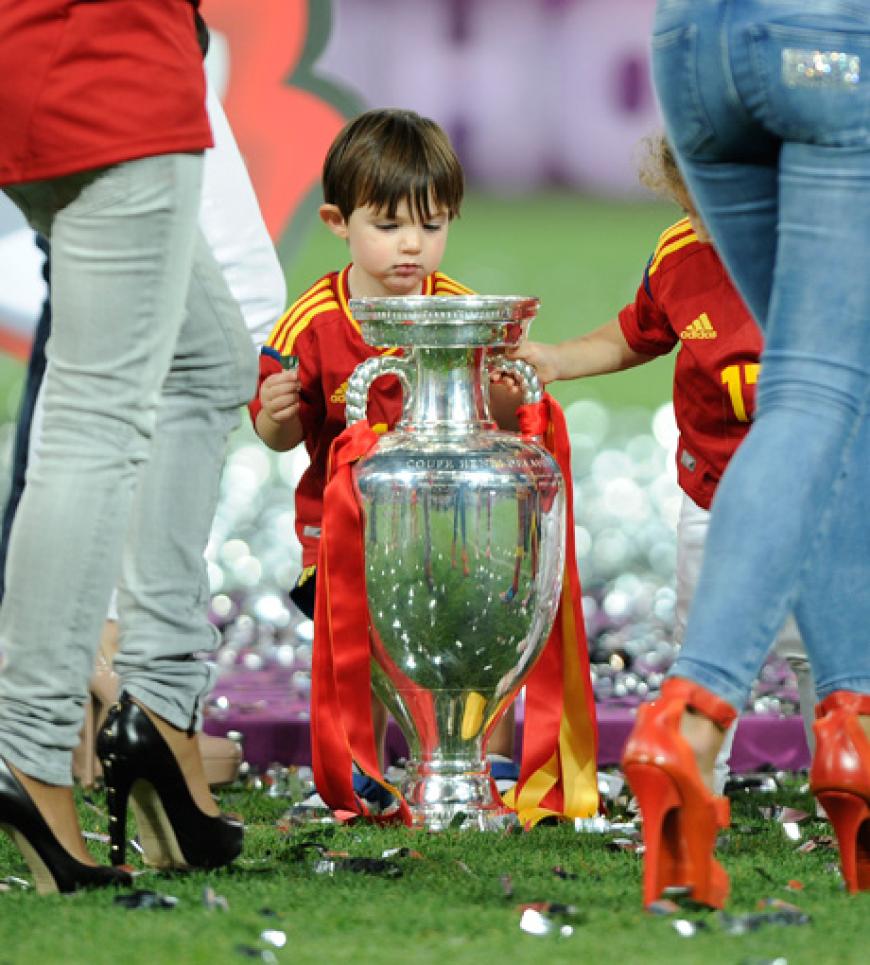 Hinter der großen Trophäe verschwindet der Arbeloa-Nachwuchs nahezu