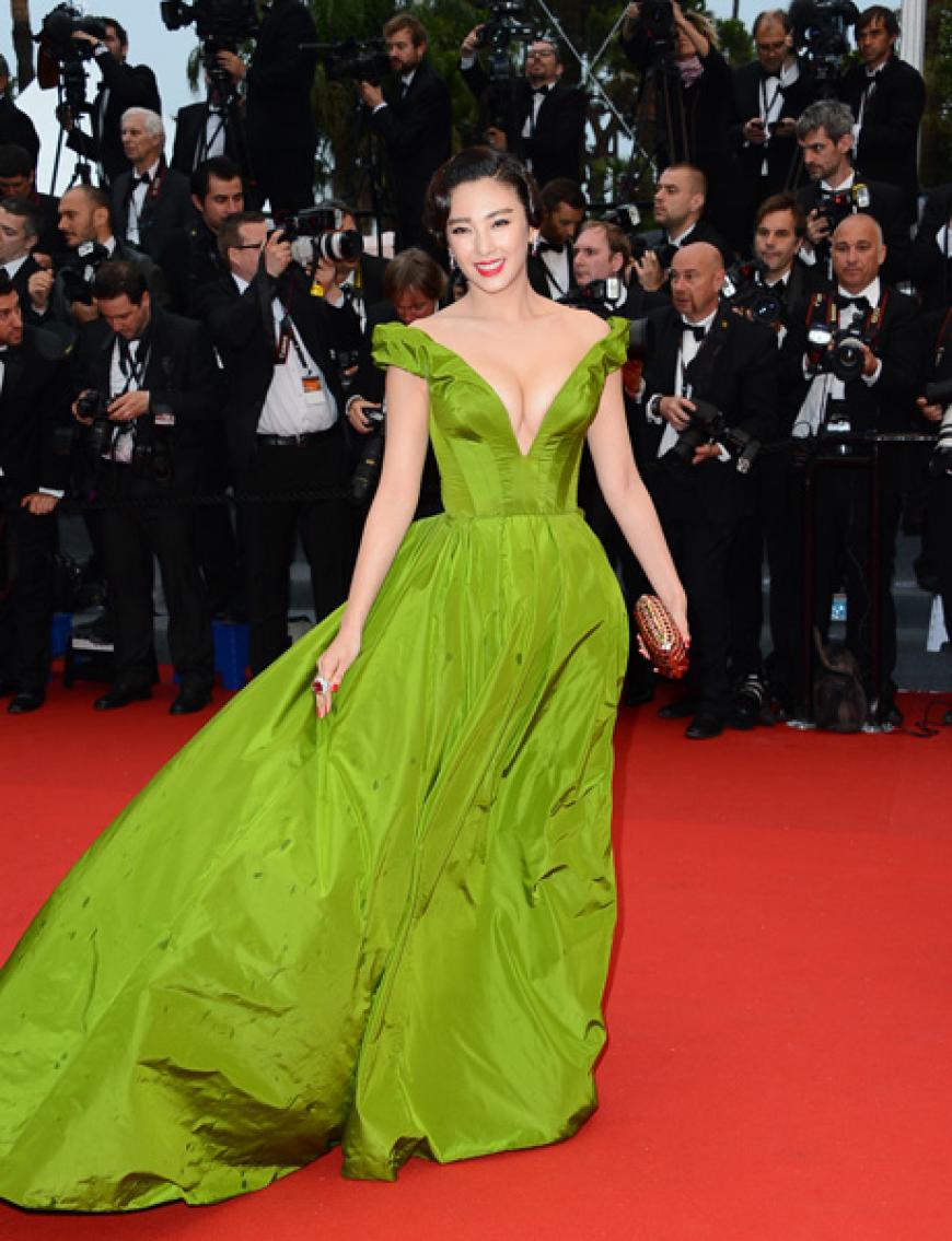 Das quietschgrüne Kleid mit einem Wahnsinns-Dekolleté sorgte nicht nur bei dieser Dame für gute Laune