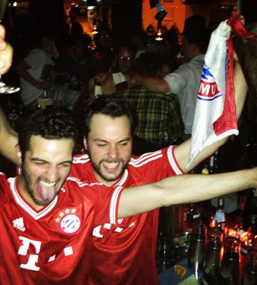 Elyas M'Barek freut sich riesig über den Bayern-Sieg