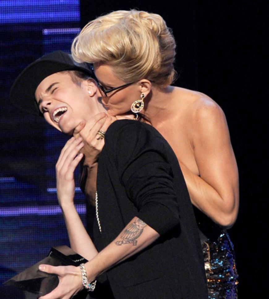 Knutschattacke: Schauspielerin Jenny McCarthy geht auf Teenie-Schwarm Justin Bieber los