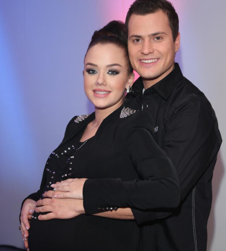 Das erste Dschungelbaby ist im Anmarsch! Schauspieler Rocco Stark und Sängerin Kim Gloss verliebten sich Anfang des Jahres in der Show