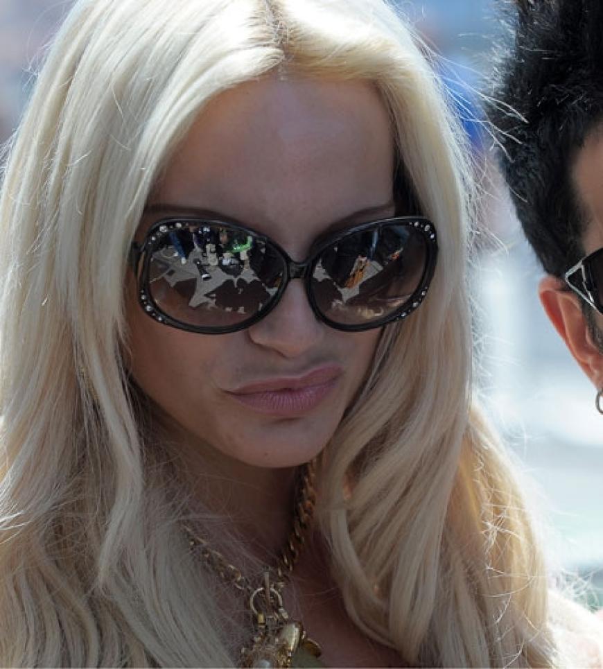Die sexy Blondine stellt sich gerne zur Schau