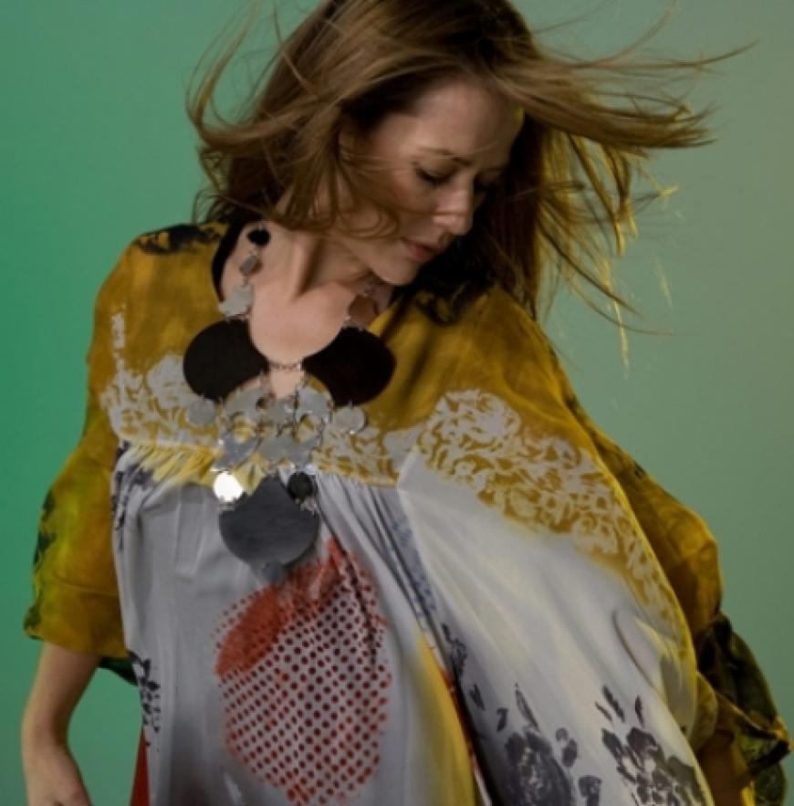 Bodenlanger Seidenkaftan von Etro, Preis auf Anfrage. Kette von Paul & Joe