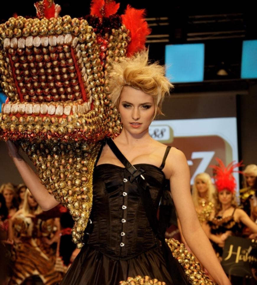 Lena Gercke trug ein 45 Kilo schweres Kleid, drapiert mit 5000 Mozartkugeln