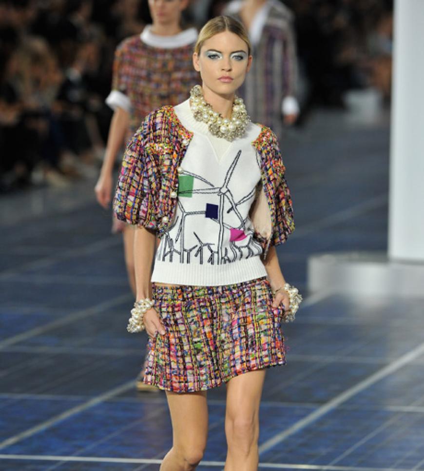 Typisch Chanel: Creative Director Karl Lagerfeld schafft es jede Saison aufs neue, den Klassiker von Chanel neu aufleben zu lassen: Diesmal schneiderte er aus dem berühmten Bouclé-Stoff kurze bunte Hosenanzüge