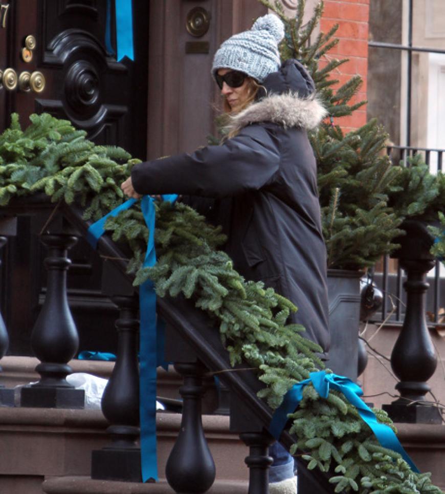 Oh du Fröhliche! Auch die Promis freuen sich auf das Fest der Liebe. Sie setzen Weihnachtsmützen auf, posieren als Engel oder schmücken ihr Heim. So auch Sarah Jessica Parker, die im New Yorker West Village ihren Eingang Santa-tauglich macht