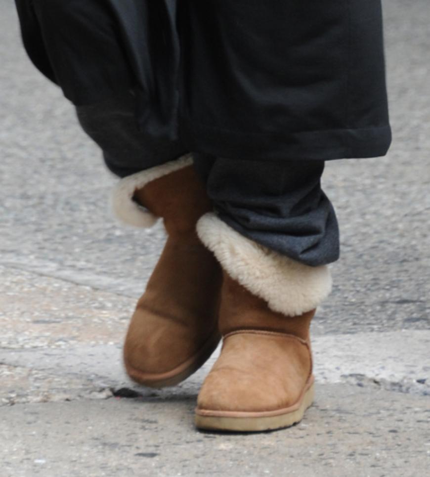 Auch an den Füßen wird Blake etwas nachlässig. Uggs statt Manolo Blahnik - aber Entwarnung: Bei diesen Aufnahmen handelt es sich nur um eine Drehpause