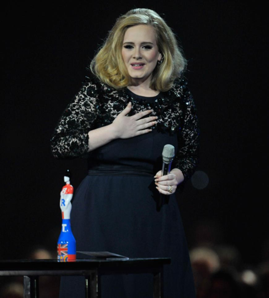 Adele triumphiert! Bei den Brits konnte sie zwei der wichtigsten Preise für sich gewinnen: Beste britische Sängerin und ihr Album