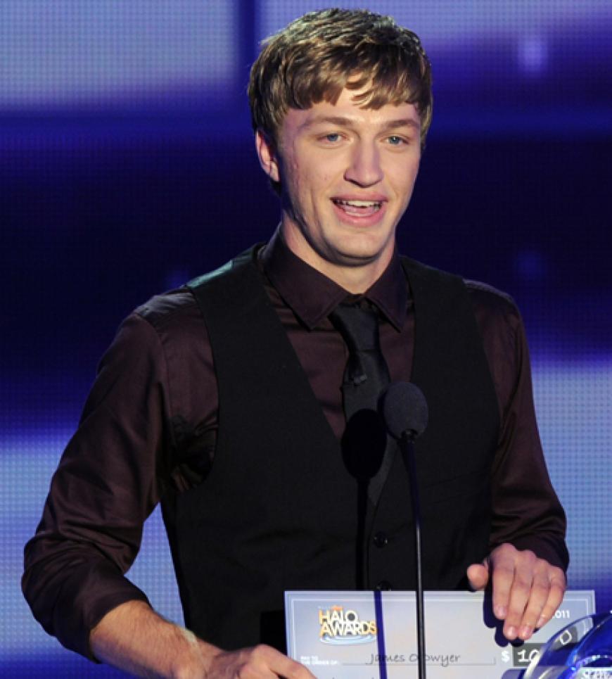 Schauspieler James O'Dwyer freute sich über eine Auszeichnung. Der Award wird an Teenager vergeben, die sich für andere einsetzen oder mit ihren Ideen inspirieren