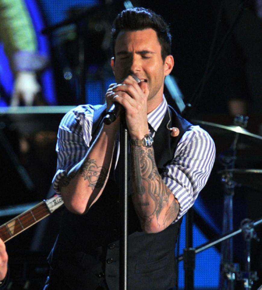 Ruhiger ging es da schon bei Adam Levine zu. Obwohl er an sich schon die Frauenherzen höher schlagen ließ. Er performte gemeinsam mit