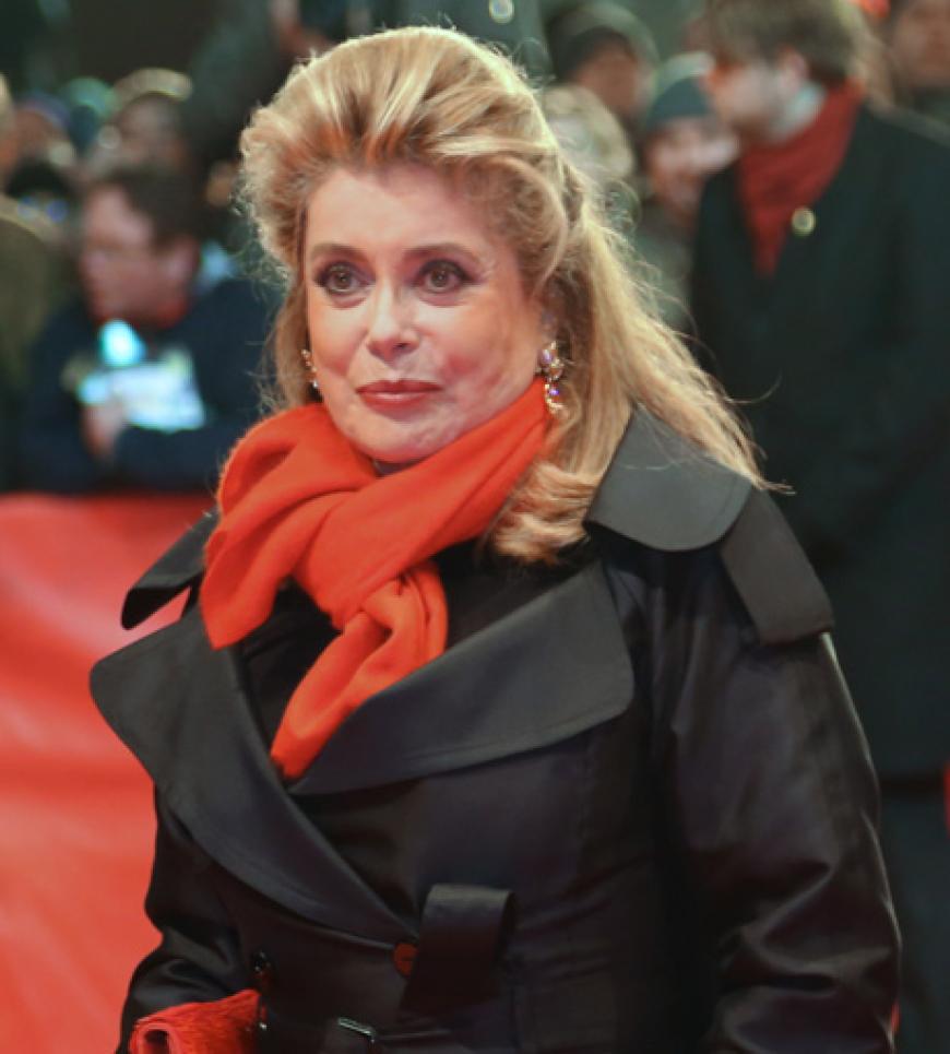 Kurz vor dem Ende der 63. Berlinale reihten sich die Hollywood-Stars aneinander: Catherine Deneuve schreitet über den Premierenteppich zu