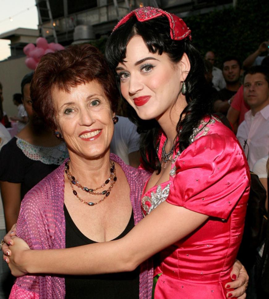 Ihre Eltern unterstützen Katy Perry wo es nur geht. Obwohl streng gläubig, steht Mary Hudson immer hinter ihrer Tochter - und deren oft freizügigen Outfits