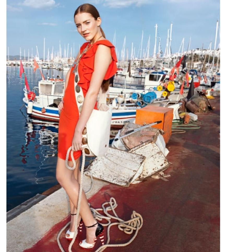 Kleid mit Volants von Zara, ca. 50 Euro. Umhängetasche von Escada. Kette von Frankie Morello. Schuhe von Francesca Mambrini