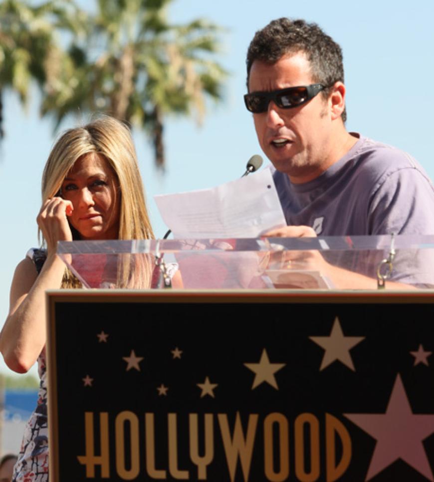 Im Februar 2012 wurde auch Hollywood-Star Jennifer Aniston mit einem Stern auf dem berühmten Walk of Fame in Los Angeles geehrt. Die Laudatio hielt Freund und Kollege Adam Sandler, der mit seinen Worten zu Tränen rührte ...