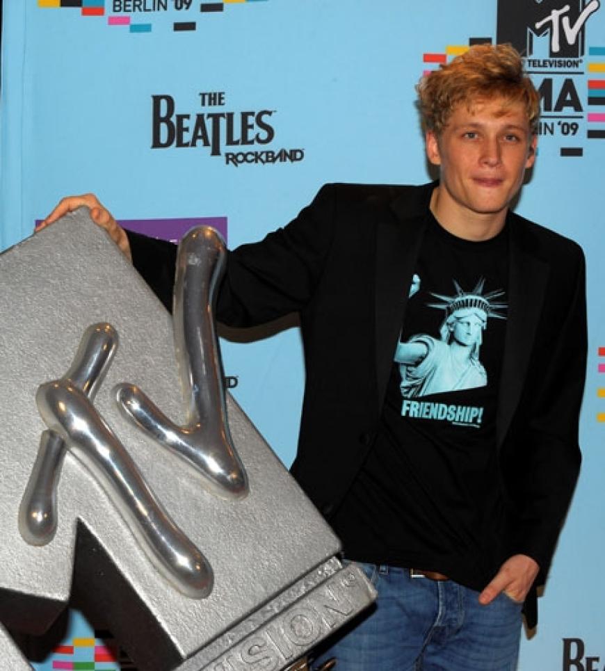 Matthias Schweighöfer posiert vor dem riesigen MTV Europe Music Awards Logo