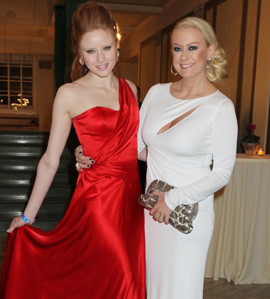Jenny Elvers Elbertzhagen und Babara Meier stellen sich für ein Foto auf