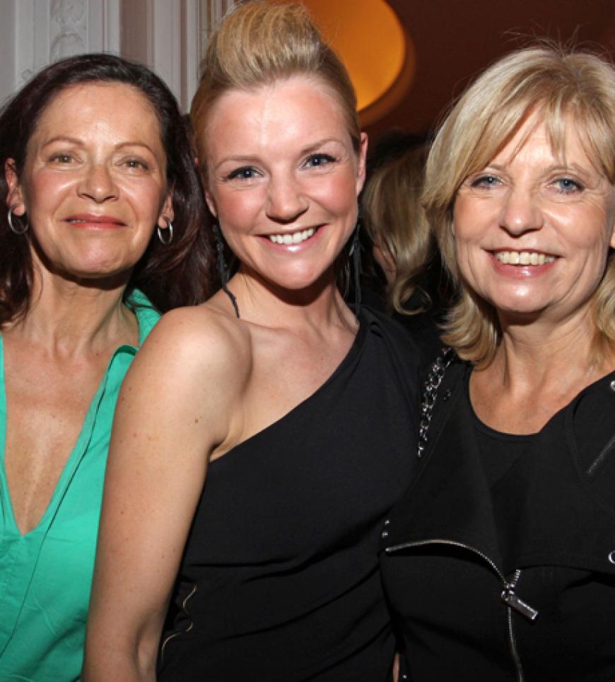 Angela Roy, Kim-Sarah Brandts und Freundin amüsierten sich prächtig im Hamburger Atlantic Hotel