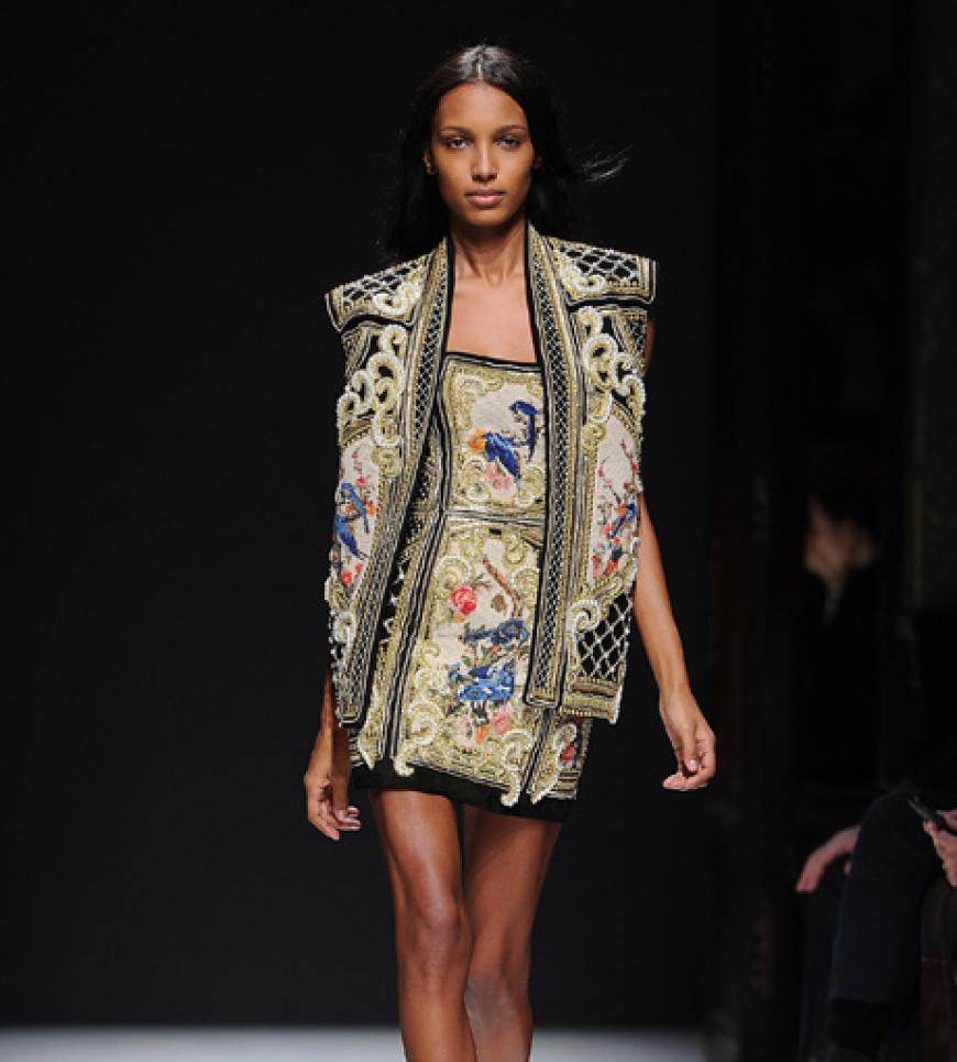 Das französische Modehaus Balmain bestickte seine edlen Brokatstoffe mit Perlen und Gold mega opulent!