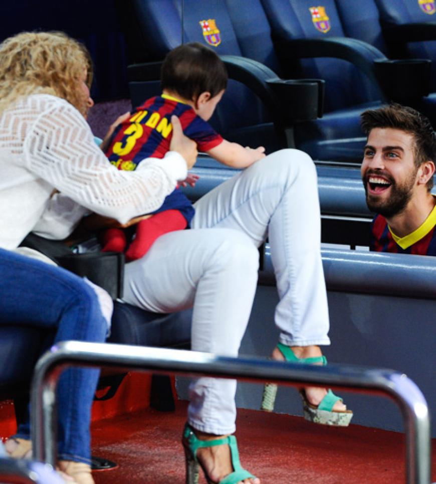 Wo ist Papa? Da!!! Gerard Piqué, der mit seinem Team knapp gegen Sevilla siegte, treibt Schabernack mit seinem Sohn