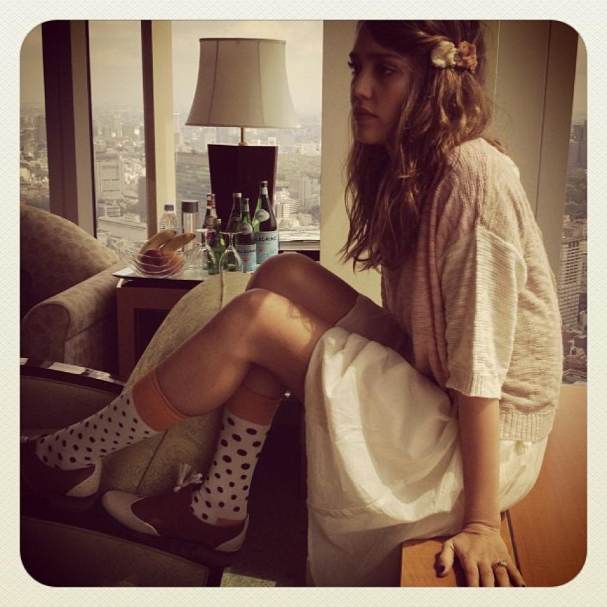 Inspiriert von japanischer Mode: Jessica Alba mit Pünktchen-Socken