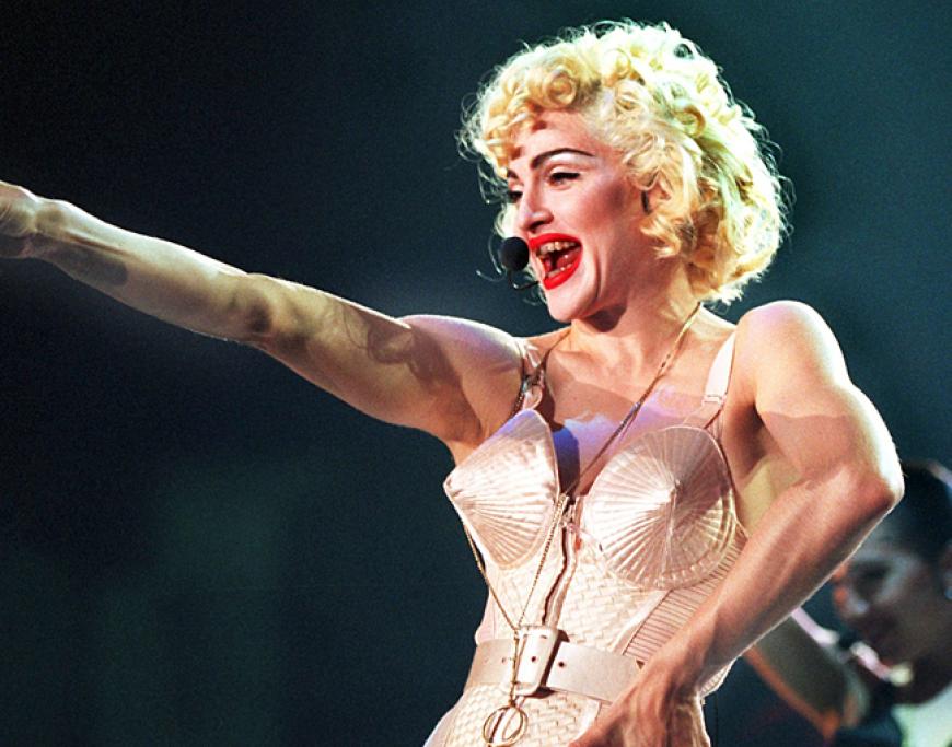 Auf der Bühne: Madonna mit blonder Marylin-Frisur und knallrotem Lippenstift