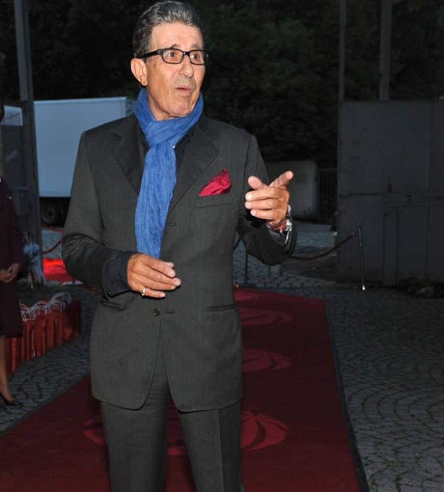 Immer einen flotten Spruch auf den Lippen - Schauspieler Rolf Zacher scherzt mit den Fotografen