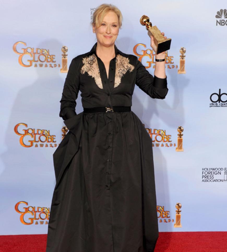 Meryl Streep hält ihren Preis in die Höhe. Sie wurde für ihre Rolle als Margret Thatcher in