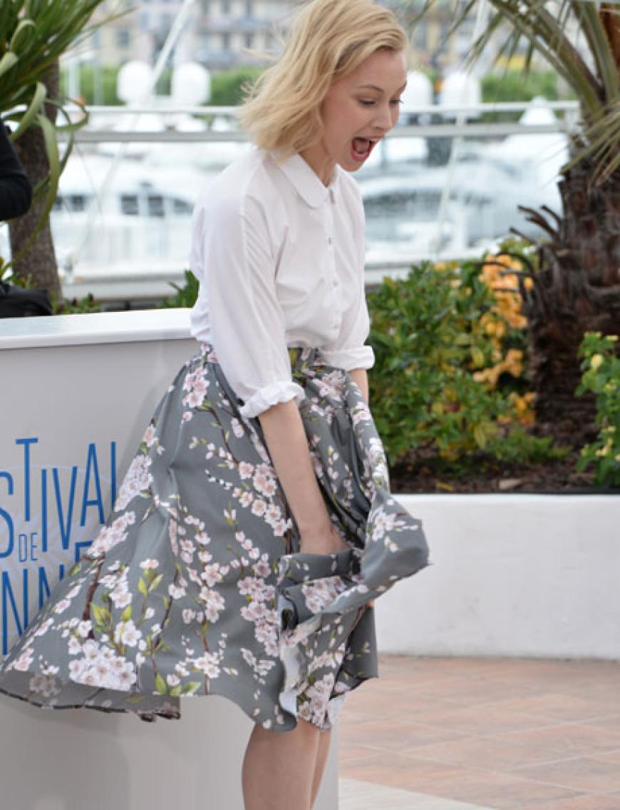 Stürmisch ging's hingegen bei Schauspielerin Sarah Gadon zu. Beim Fotocall zu