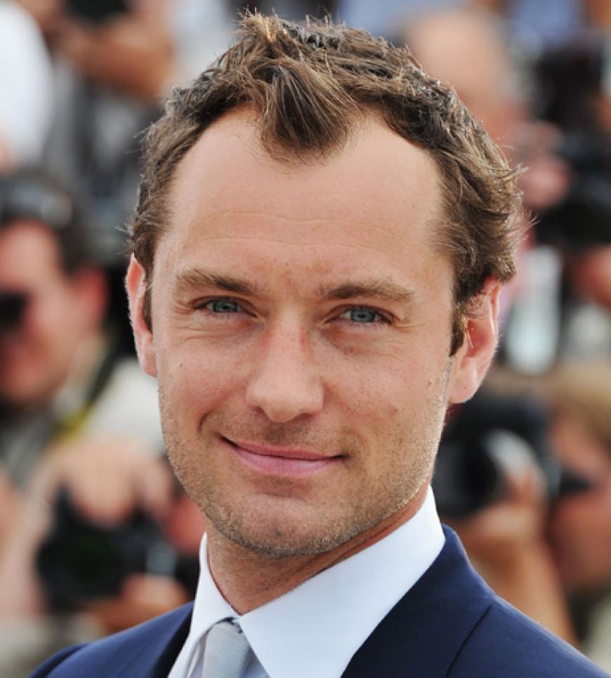 Jude Law lässt Frauenherzen mit seinem verschmitzen Lächeln höher schlagen