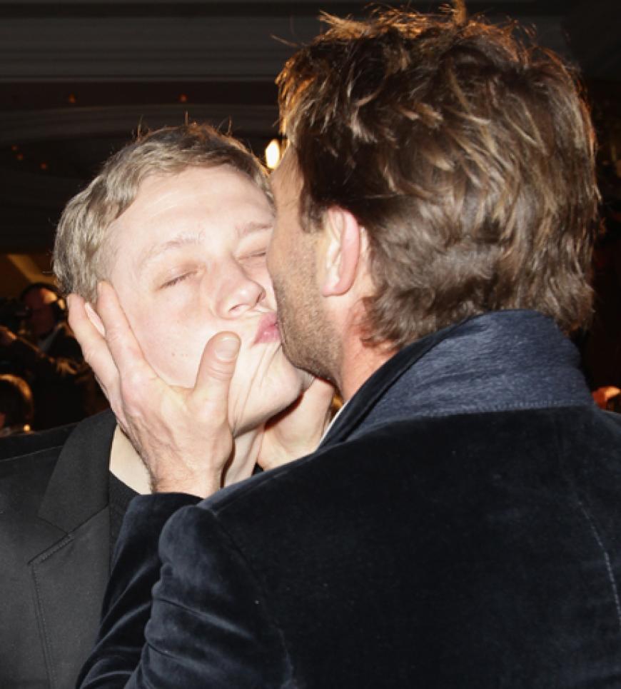 Knuuutsch! Thomas Kretschmann scheint seinen Kollegen Matthias Schweighöfer sehr gern zu haben