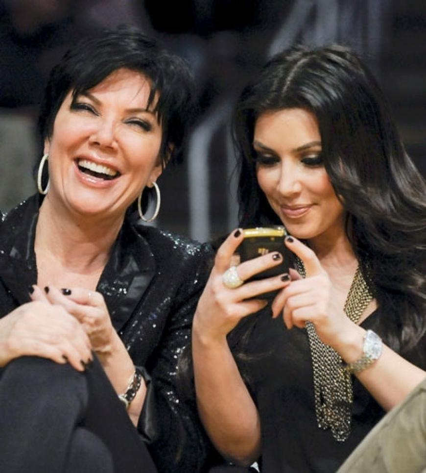 Was für ein Spaß, so ein Spiel: Bei Kimberly Kardashian kann es bei einer wichtigen SMS aber auch schnell mal zur Nebensache werden