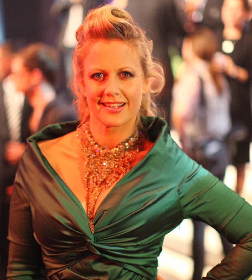 Gut gelaunt und im grünen Kleid: Moderatorin Barbara Schöneberger