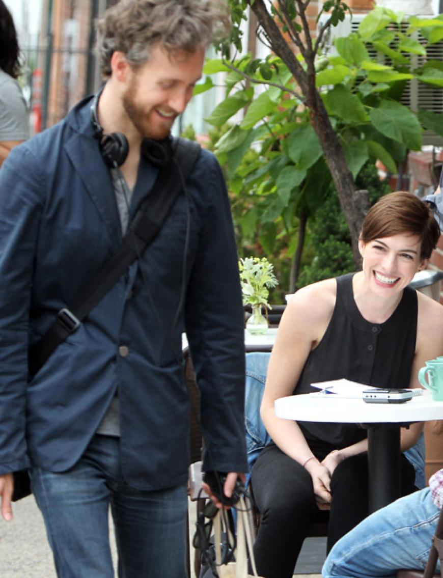 Set-Besuch vom Ehemann. Als Adam Shulman Anne besucht, muss sie lachen. Wie niedlich!