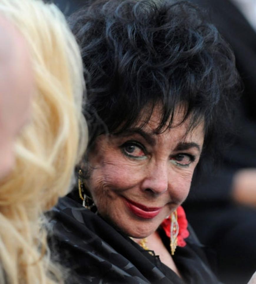 Michaels Freundin und Hollywood-Legende Liz Tyler bei der Beerdigung im Holly Terrace Grand Mausoleum. Der