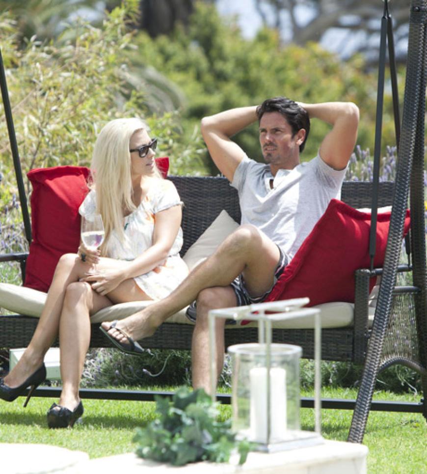 Bachelor Jan unterhält sich bei einem kühlen Getränk mit Kandidatin Katie auf der Hollywood-Schaukel