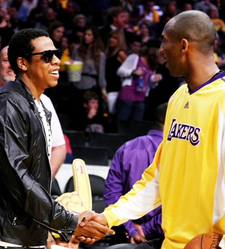 Zwei Erfolgsmenschen schütteln sich die Hand: Jay-Z und Kobe Bryant