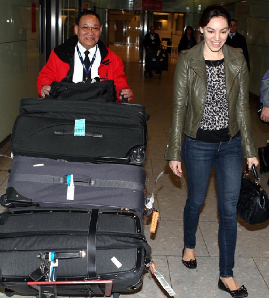 Mit viel Gepäck reist Kelly Brook in England an ...
