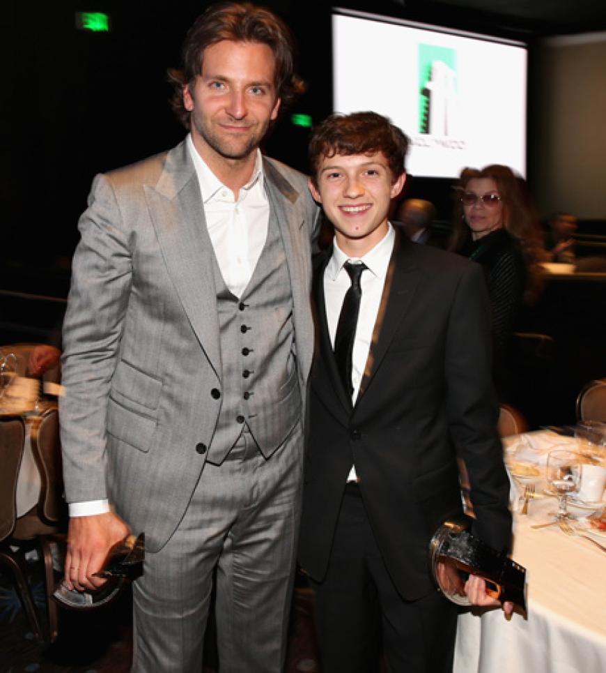 Bradley Cooper stellten sich für ein Foto auf Tom Holland