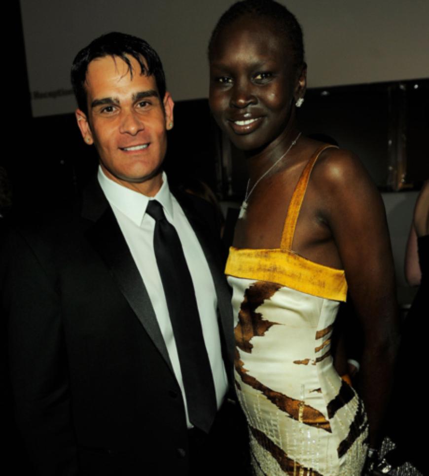 Kenneth Cole und das sudanesische Model Alek Wek posierten ebenfalls gemeinsam