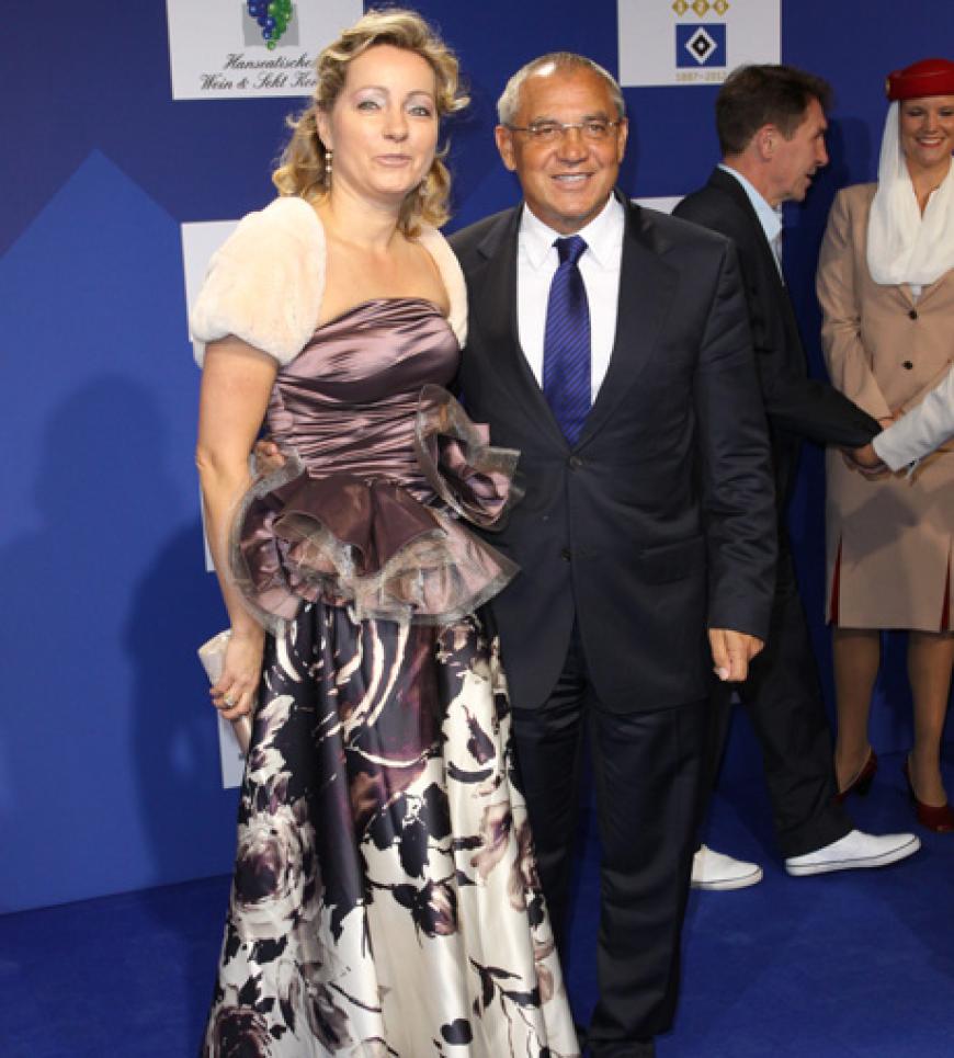 Felix Magath (Trainer VfL Wolfsburg) spielte früher erfolgreich beim HSV. Klar, dass er (mit Frau Nicola) zu den prominenten Gratulanten gehörte