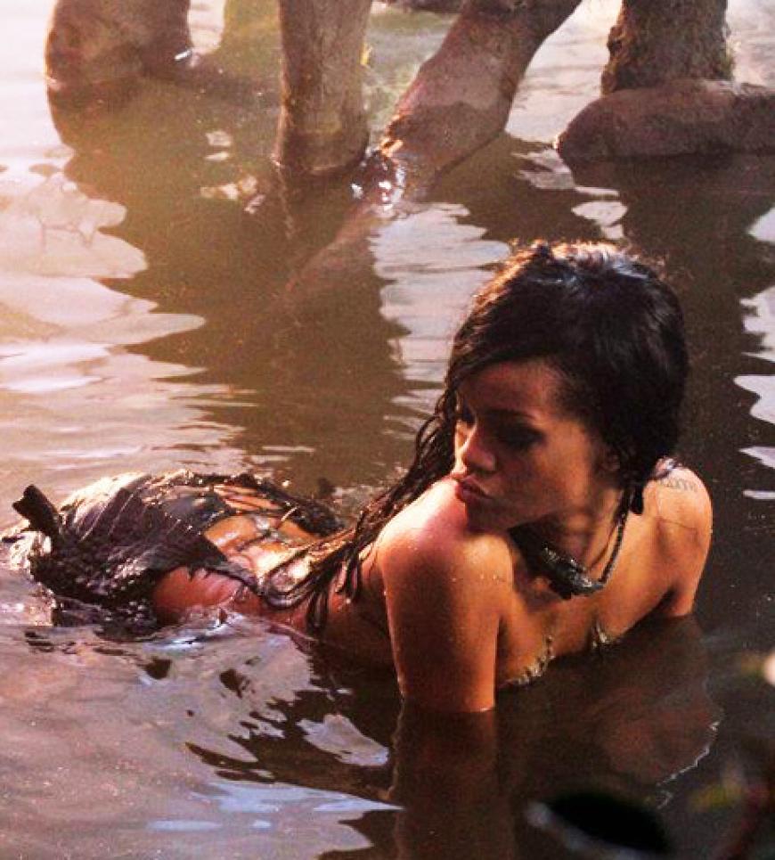 Rihanna räkelt sich als Reptil-Frau im Sumpf