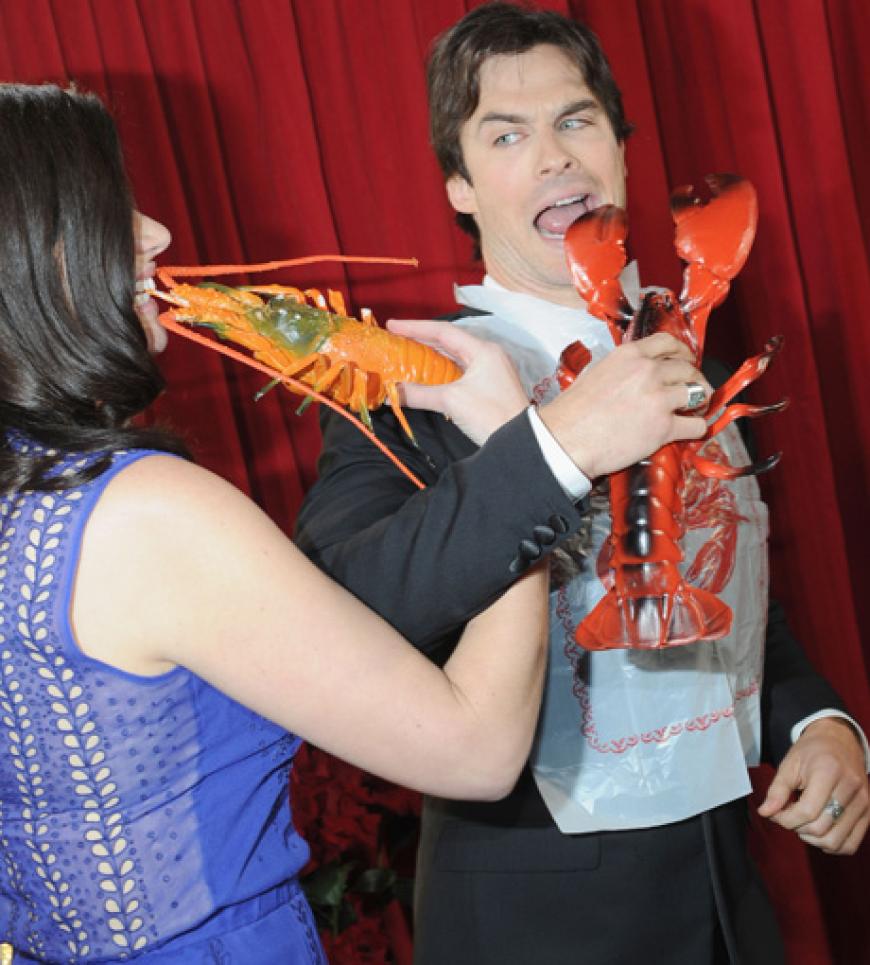 Hunger Games: Casey Wilson und Ian Somerhalder knabbern am Plastik-Hummer