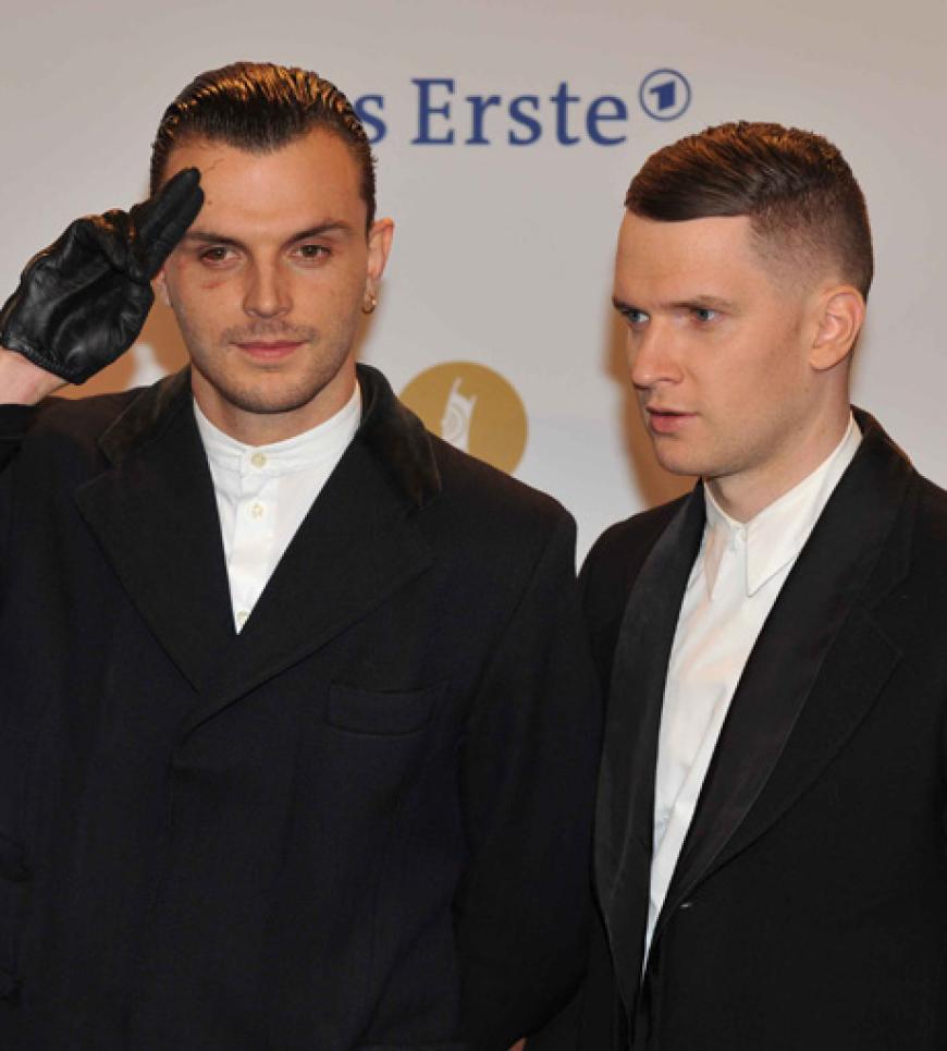 Auch die Jungs von Hurts kamen nach Berlin. Eine Frage, die sich uns stellte: Woher hat Frontmann Theo Hutchcraft das Veilchen?