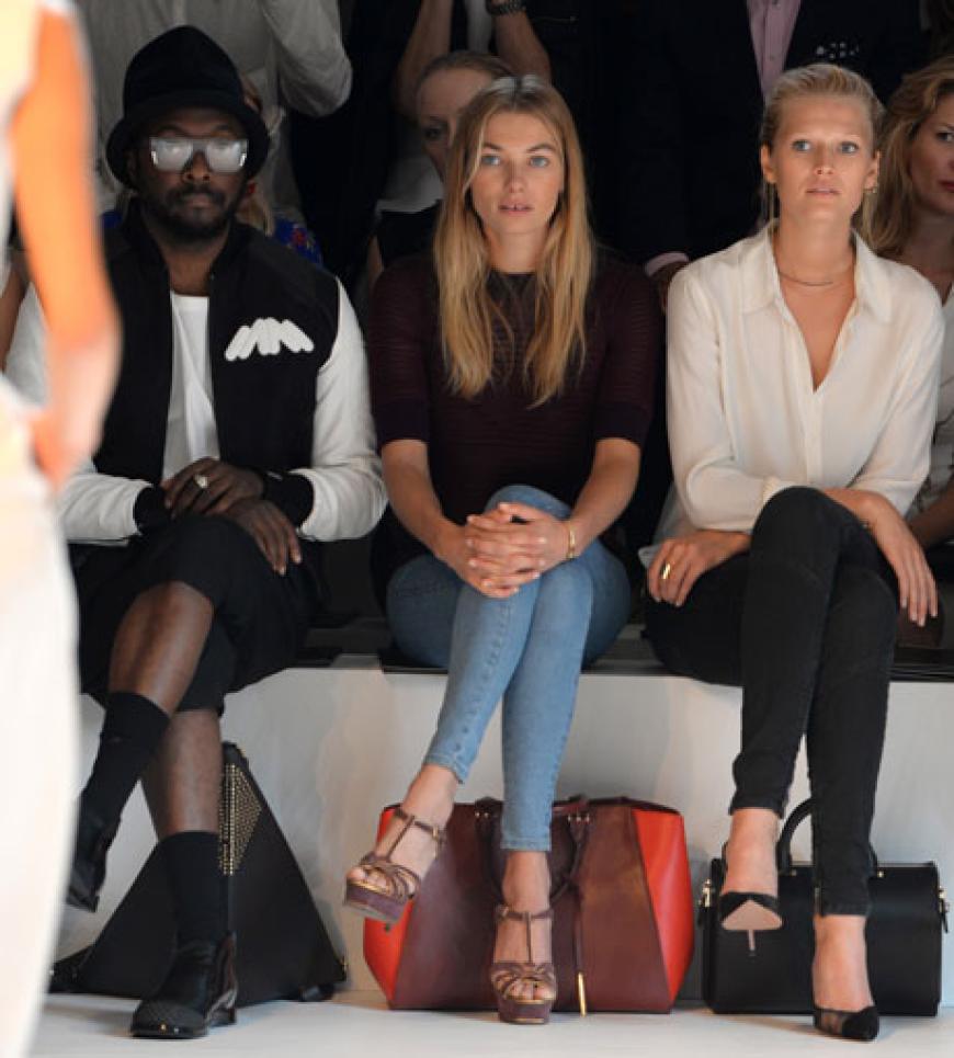 Front-Row-Getuschel: Toni Garrn saß neben Will i Am und Jessica Hart. Aber wo ist Lover Leonardo Di Caprio? Der steht offenbar nicht so auf Fashion, wie er mit seinem akutellen Zottel-Look unter Beweis stellt